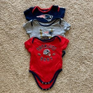 Bundle Patriots clothes (4 pieces). 18 months.